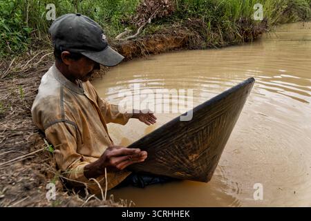 Artisanale - extraction illégale d'or et de diamants à Kalimantan, Bornéo, Indonésie, Asie Banque D'Images