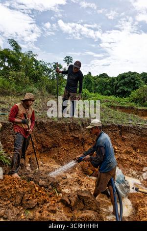 Artisanale - extraction illégale d'or et de diamants à Kalimantan, Bornéo, Indonésie, Asie Banque D'Images