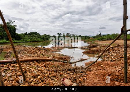 Artisanale - extraction illégale d'or et de diamants à Kalimantan, Bornéo, Indonésie, Asie Banque D'Images
