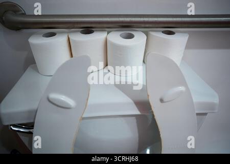 Bake up provision de papier toilette dans une salle de bain à New York le jeudi 25 septembre 2025 . (© Richard B. Levine) Banque D'Images