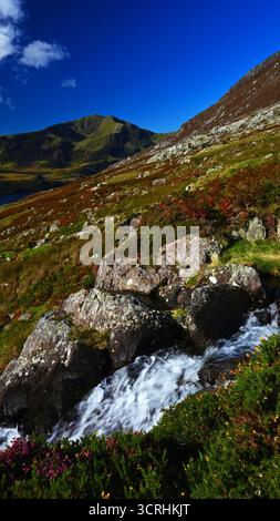 La vallée d'Ogwen dans le parc national d'Eryri (Snowdonia) avec Llyn Ogwen, Tryfan les Glyders et y Garn Banque D'Images
