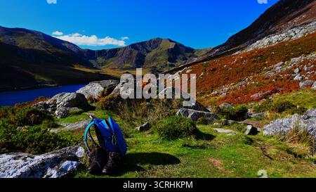 La vallée d'Ogwen dans le parc national d'Eryri (Snowdonia) avec Llyn Ogwen, Tryfan Banque D'Images