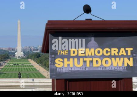 Washington, États-Unis. 1er octobre 2025. Mike Johnson, Président de la Chambre, parle de la fermeture des gouvernements lors d'une conférence de presse, aujourd'hui le 1er octobre 2025 à West Terrace/Capitol Hill à Washington DC, États-Unis.(Lenin Nolly/Sipa USA) crédit : Sipa USA/Alamy Live News Banque D'Images