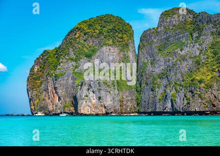 Falaises calcaires encadrant la baie de Maya à Ko Phi Phi Leh Banque D'Images