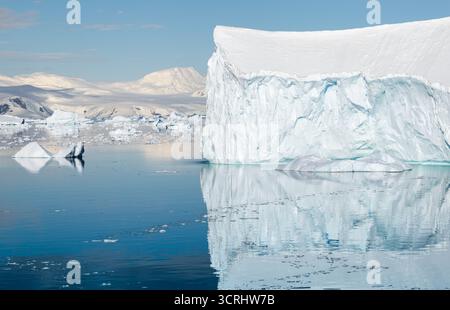 Iceberg reflétant dans l'eau, baie de Hannusse, Antarctique Banque D'Images