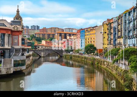 Photo de voyage de Bilbao Espagne bord de mer coloré avec le marché de la Ribera, les reflets de la rivière et le pont Banque D'Images