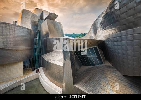 Bilbao, Espagne - 17 juillet 2025 : Musée Guggenheim Bilbao pour l'art moderne, un chef-d'œuvre architectural emblématique de Frank Gehry Banque D'Images