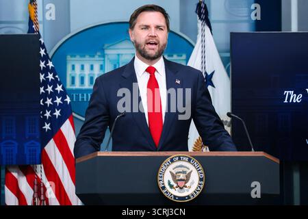 Washington, États-Unis. 1er octobre 2025. Le vice-président JD Vance prend la parole lors d'un point de presse dans la salle de conférence de presse James S. Brady à la Maison Blanche le 1er octobre 2025 à Washington DC (photo Samuel Corum/Pool/ABACAPRESS.COM) crédit : Abaca Press/Alamy Live News Banque D'Images