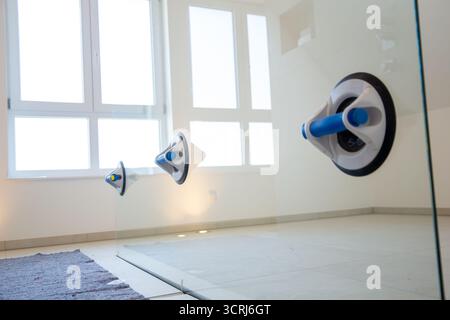 Écran de douche nouvellement installé dans une nouvelle salle de bains luxueuse Banque D'Images
