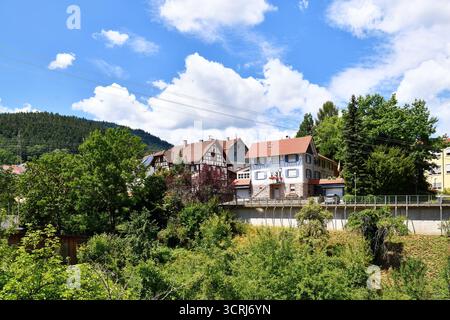 Forbach, Allemagne - 12 juillet 2025 : bâtiments entourés d'arbres à Forbach. Vue panoramique estivale de la ville de la Forêt Noire sous le ciel bleu Banque D'Images