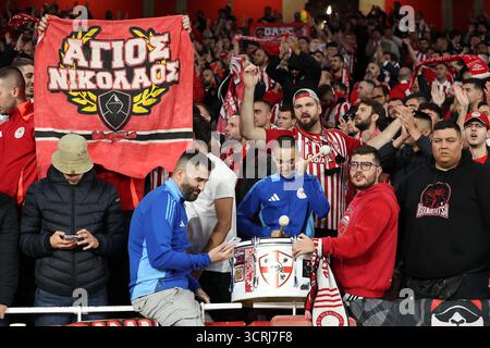 Londres, Royaume-Uni. 1er octobre 2025. Fans de l'Olympiacos devant l'Arsenal FC contre Olympiacos FC UEFA Champions League Round One Group Stage match à l'Arsenal Stadium, Londres, Angleterre, Royaume-Uni le 1er octobre 2025 crédit : Katie Chan/Every second Media crédit : Every second Media/Alamy Live News Banque D'Images