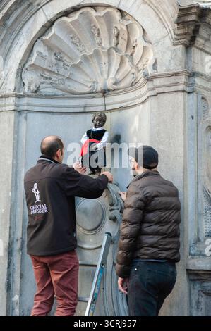 BRUXELLES, BELGIQUE - 1ER OCTOBRE 2025. Lors d’une cérémonie spéciale dans le centre de Bruxelles, la célèbre statue du Manneken Pis a été vêtue de la traditionnelle « vraka » chypriote (culottes), en l’honneur du 65e anniversaire de l’indépendance de la République de Chypre. Crédit : Morfo SAVVA | Alamy Live News. Banque D'Images