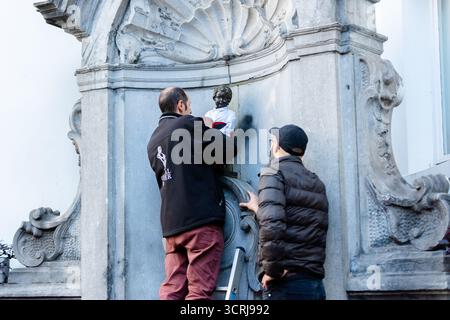 BRUXELLES, BELGIQUE - 1ER OCTOBRE 2025. Lors d’une cérémonie spéciale dans le centre de Bruxelles, la célèbre statue du Manneken Pis a été vêtue de la traditionnelle « vraka » chypriote (culottes), en l’honneur du 65e anniversaire de l’indépendance de la République de Chypre. Crédit : Morfo SAVVA | Alamy Live News. Banque D'Images