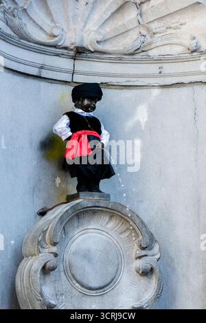 BRUXELLES, BELGIQUE - 1ER OCTOBRE 2025. Lors d’une cérémonie spéciale dans le centre de Bruxelles, la célèbre statue du Manneken Pis a été vêtue de la traditionnelle « vraka » chypriote (culottes), en l’honneur du 65e anniversaire de l’indépendance de la République de Chypre. Crédit : Morfo SAVVA | Alamy Live News. Banque D'Images