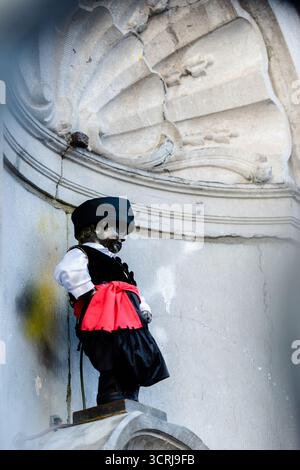 BRUXELLES, BELGIQUE - 1ER OCTOBRE 2025. Lors d’une cérémonie spéciale dans le centre de Bruxelles, la célèbre statue du Manneken Pis a été vêtue de la traditionnelle « vraka » chypriote (culottes), en l’honneur du 65e anniversaire de l’indépendance de la République de Chypre. Crédit : Morfo SAVVA | Alamy Live News. Banque D'Images