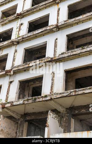 Façade du chantier de construction abandonné de grande hauteur Banque D'Images