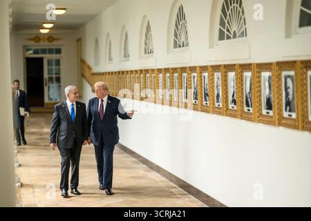 Le président Donald J. Trump a accueilli le premier ministre israélien Benjamin Netanyahu devant l’aile ouest de la Maison Blanche à Washington, D.C. le lundi 29 septembre 2025, lors de la visite officielle de Netanyahu pour des discussions sur le plan de paix américain pour Gaza, intitulé « Pathways to Peace : Gaza 2030 ». Image reproduite avec l'aimable autorisation de la Maison Blanche. Banque D'Images
