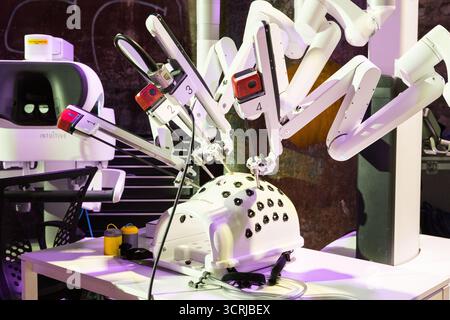 Turin, Italie. 1er octobre 2025. Le système chirurgical robotique Da Vinci 5 exposé à la Italian Tech week 2025. Crédit : Marco Destefanis/Alamy Live News Banque D'Images
