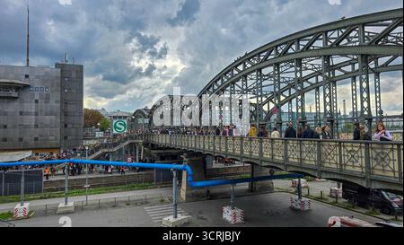 Une foule de gens à la gare qui va à la fête de la bière Oktoberfest. Surtourisme pendant l'Oktoberfest. 27 septembre 2025. Munich, Bavière, germe Banque D'Images