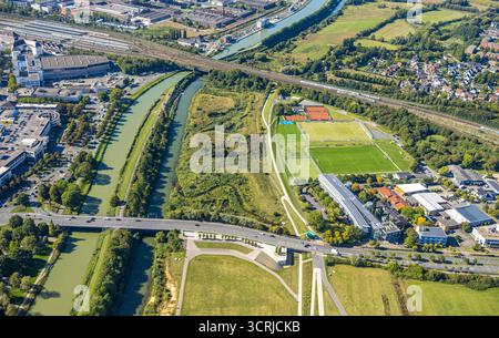 Luftbild, Auenpark mit Aussichtsplattform Erlebensraum Lippeaue, Münsterstraße Bundesstraße B63, HamTec mit Solardach, Sportanlage Fußballstadion BV 09 Hamm, Tennisplätze Hockey- und Tennisclub Hamm, Padel Tennis, zwischen Eisenbahnlinie und Brücke Münsterstraße B63, Stadtbezirk Heessen, Hamm, Ruhrgebiet, Nordrhein-Westfalen, Deutschland ACHTUNGxMINDESTHONORARx60xEURO *** vue aérienne, Auenpark avec plate-forme d'observation Erlebensraum Lippeaue, Münsterstraße Bundesstraße B63, Hamtec avec toit solaire, installations sportives stade de football BV 09 Hamm, courts de tennis hockey sur gazon et club de tennis Hamm, padel tenn Banque D'Images