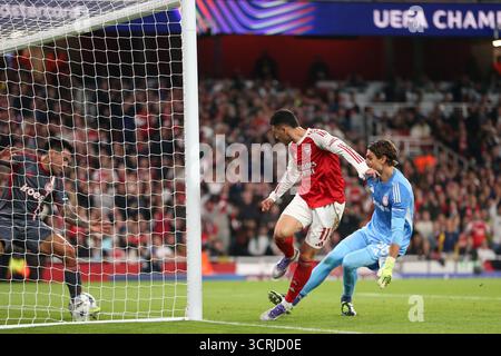 Londres, Royaume-Uni. 1er octobre 2025. Gabriel Martinelli d'Arsenal marque à la 13e minute pour 1-0 lors du match de phase de groupe Arsenal FC v Olympiacos FC UEFA Champions League Round One à l'Arsenal Stadium, Londres, Angleterre, Royaume-Uni le 1er octobre 2025 crédit : Katie Chan/Every second Media crédit : Every second Media/Alamy Live News Banque D'Images