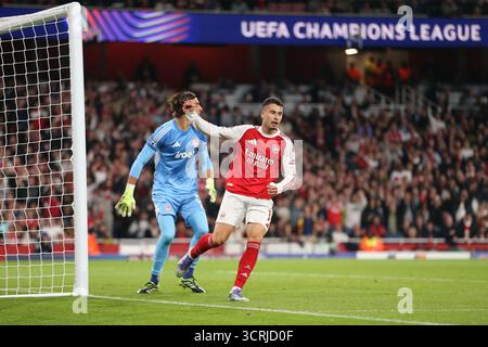 Londres, Royaume-Uni. 1er octobre 2025. Gabriel Martinelli d'Arsenal célèbre son but à la 13e minute pour 1-0 lors du match de phase de groupes Arsenal FC v Olympiacos FC UEFA Champions League Round One à l'Arsenal Stadium, Londres, Angleterre, Royaume-Uni le 1er octobre 2025 crédit : Katie Chan/Every second Media crédit : Every second Media/Alamy Live News Banque D'Images