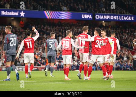 Londres, Royaume-Uni. 1er octobre 2025. Gabriel Martinelli d'Arsenal célèbre son but à la 13e minute pour 1-0 lors du match de phase de groupes Arsenal FC v Olympiacos FC UEFA Champions League Round One à l'Arsenal Stadium, Londres, Angleterre, Royaume-Uni le 1er octobre 2025 crédit : Katie Chan/Every second Media crédit : Every second Media/Alamy Live News Banque D'Images