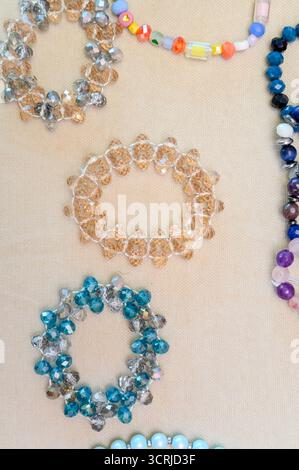 Bijoux faits à la main en verre multicolore beads.beaded bracelets et bagues couchés sur la table. Banque D'Images
