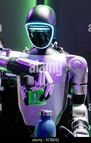 Turin, Italie. 1er octobre 2025. Robot humanoïde Unitree G1 (par Unitree Robotics) exposé à la 2025 Italian Tech week. Banque D'Images