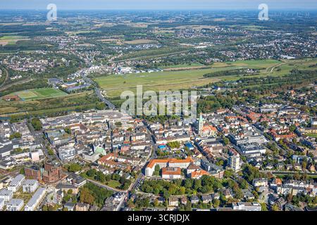Luftbild, Erlebensraum, Flugplatz Hamm-Lippewiesen und Innenstadt mit evang. Pauluskirche und Stadtfest mit Riesenrad, Allee-Center und Johanniter-Kliniken Hamm Standort Nassauerstraße, Fernsicht, Mitte, Hamm, Ruhrgebiet, Nordrhein-Westfalen, Deutschland ACHTUNGxMINDESTHONORARx60xEURO *** vue aérienne, espace d'expérience, aérodrome de Hamm Lippewiesen et centre-ville avec église Pauls et festival de ville avec grande roue, Allee Center et Johanniter Kliniken Hamm location Nassauerstraße, lointain view, Center, Hamm, Ruhr area, Rhénanie du Nord-Westphalie, Allemagne ATTENTIONxMINDESTHONORARx60xEURO Banque D'Images