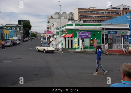 Une journée normale authentique avec des gens dans les rues du quartier coloré de Bo-Kaap au Cap, Afrique du Sud (08/11/2024) Banque D'Images