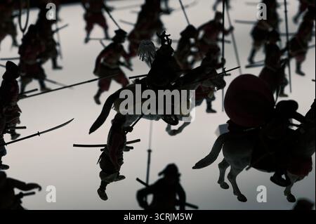 Des guerriers samouraïs miniatures et de la cavalerie recréent une scène de bataille historique Banque D'Images