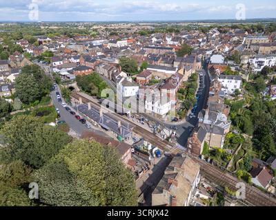Vue aérienne de la gare et du centre-ville de Knaresborough, dans le Yorkshire du Nord, Royaume-Uni. Banque D'Images