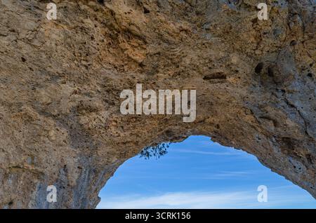 Fenêtre du diable (espagnol : Ventano del Diablo), un exemple d'érosion karstique sur roche calcaire dans le parc naturel de Serrania de Cuenca, Castilla la la Mancha Banque D'Images