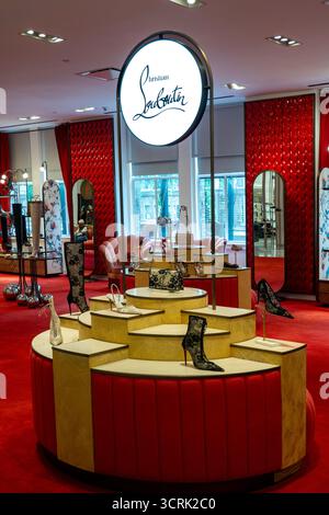 Saks Fifth Avenue est un grand magasin de luxe phare à Midtown Manhattan, New York City, USA 2025 Banque D'Images