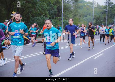 Mexico, 28 septembre 2025. Un groupe de coureurs participe au marathon « Bimbo Global Race » à Mexico. Des gens d'âges et de genres différents Banque D'Images