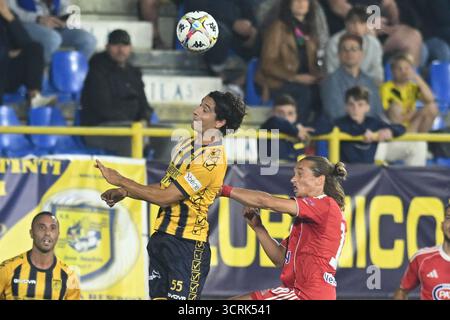 Castellamare Di Stabia, Naples, Italie. 30 septembre 2025. Giuseppe Leone de SS Juve Stabia concourt pour le ballon avec Antonio Fiori de Mantova 1911 lors de la Serie BKT entre SS Juve Stabia vs Mantova 1911, score final 2-1 (crédit image : © Agostino Gemito/Pacific Press via ZUMA Press Wire) USAGE ÉDITORIAL SEULEMENT ! Non destiné à UN USAGE commercial ! Banque D'Images