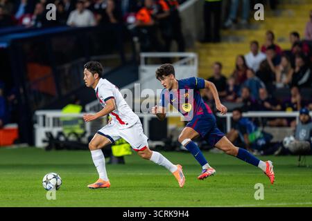 Barcelone, Espagne, 1er octobre 2025. Joueur du PSG (19) Lee Kang-in dribbles (05) Marquinhos pendant le match de Ligue des Champions entre le FC Barcelone et le PSG au stade olympique Lluis Companys, Barcelone, Espagne, le 1er octobre 2025. Banque D'Images