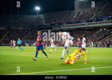 Barcelone, Espagne, 1er octobre 2025. Joueur du PSG (21) Lucas Hernandez et (30) Lucas Chevalier lors du match de Ligue des Champions entre le FC Barcelone et le PSG au stade olympique Lluis Companys, Barcelone, Espagne, le 1er octobre 2025. Banque D'Images