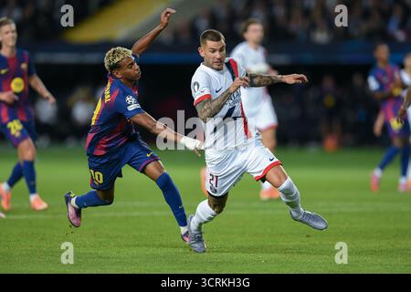 Barcelone, ESP. 1er octobre 2025. FC BARCELONE vs PARIS SAINT-GERMAIN 1 octobre 2025 Lamine Yamal (10) du FC Barcelone affronte (21) Lucas Hernandez du PSG lors du match de football correspondant au deuxième match de la phase de groupes de l'UEFA Champions League entre le FC Barcelone et le Paris Saint-Germain au stade Olimpic Lluis Companys de Montjuïc à Barcelone, Espagne. Crédit : Rosdemora/Alamy Live News Banque D'Images