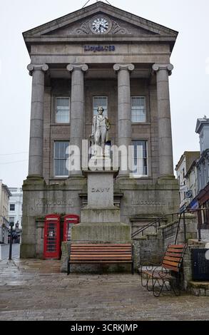 Penzance, Royaume-Uni - 13 mai 2009 : la vue du Market Building abritant maintenant la banque Lloyds avec la statue du chimiste britannique Sir Humphry Davy devant Banque D'Images