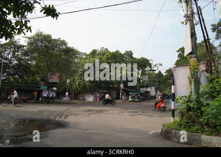 Howrah, Inde - 1er octobre 2025 : les travaux de construction progressent sur la nouvelle passerelle qui s'étend de la gare de Shalimar à GT Road à Howrah. La structure s'élève au-dessus des voies ferrées, avec ce flanc réglé pour se connecter à la zone de jonction du poste de police de Bataitala sur GT Road, visant à réduire la congestion du trafic et à améliorer la connectivité dans le centre industriel et résidentiel animé. Banque D'Images