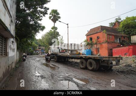 Howrah, Inde - 1er octobre 2025 : les travaux de construction progressent sur la nouvelle passerelle qui s'étend de la gare de Shalimar à GT Road à Howrah. La structure s'élève au-dessus des voies ferrées, avec ce flanc réglé pour se connecter à la zone de jonction du poste de police de Bataitala sur GT Road, visant à réduire la congestion du trafic et à améliorer la connectivité dans le centre industriel et résidentiel animé. Banque D'Images