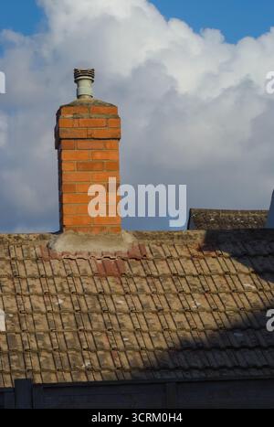 vieux pot de cheminée sur un toit en plein soleil Banque D'Images