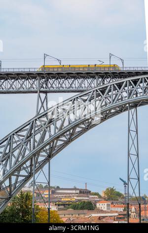 Un train léger du métro de Porto traverse le pont supérieur de l'arche métallique du pont Dom Luís I (Ponte Dom Luís I) enjambant le fleuve Douro, au Portugal Banque D'Images