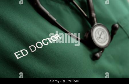 Photo du dossier datée du 01/04/14 d'un modèle posant avec un stéthoscope autour du cou alors qu'il portait des gommages du Service des urgences. Des médecins pour enfants de premier plan ont appelé à des améliorations des soins d'urgence pour enfants. Les enfants sont l'un des utilisateurs les plus fréquents des services de soins d'urgence et d'urgence et les présences En A&E chez les enfants sont passées de 5,4 millions en 2018/19 à 6,3 millions en 2024/25.date d'émission : mercredi 2 avril 2014. Banque D'Images