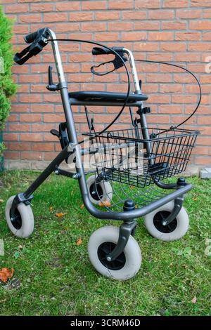 Déambulateur à roulettes à l'extérieur avec panier pour sac et épicerie. Gros plan Banque D'Images