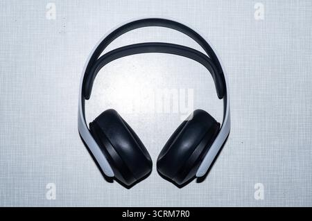 Top Shot eines PlayStation 5 Kopfhöhres auf einer weißen Resopal Platte usage éditorial exclusif *** Top Shot d'un casque PlayStation 5 sur un Resopa blanc Banque D'Images
