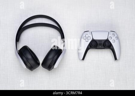 Top Shot eines PlayStation 5 Kopfhöhres und eines Spielcontroller auf einer weißen Resopal Platte usage éditorial exclusif *** Top Shot d'une PlayStation 5 Banque D'Images