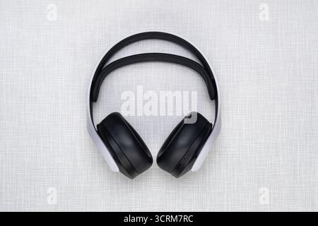 Top Shot eines PlayStation 5 Kopfhöhres auf einer weißen Resopal Platte usage éditorial exclusif *** Top Shot d'un casque PlayStation 5 sur un Resopa blanc Banque D'Images